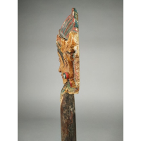 Votief masker uit Indonesië, gemonteerd op hardhouten sokkel